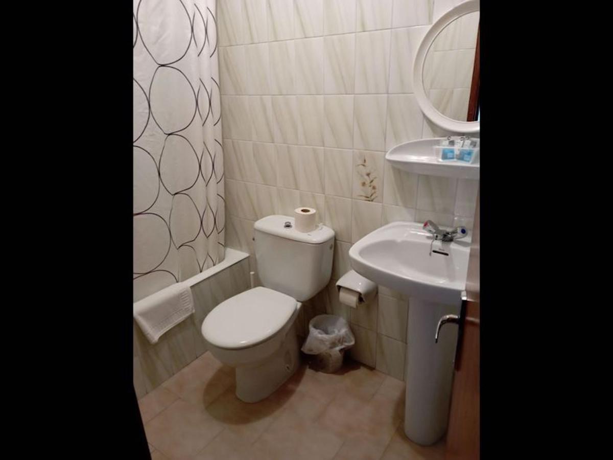 Room In Lodge - Double And Single Room - Pension Oria 1 Luarca Exterior photo