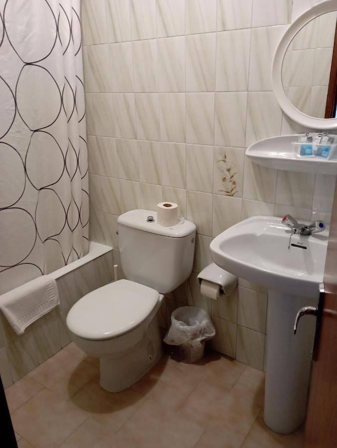 Room In Lodge - Double And Single Room - Pension Oria 1 Luarca Exterior photo
